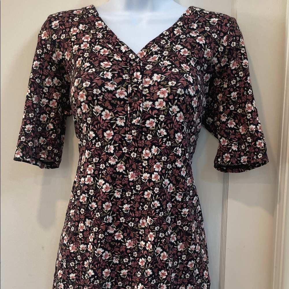 Flattering Floral V-Neck Top